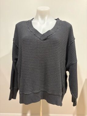 American Eagle Outfitters women’s Charcoal Gray Waffle Knit V-Neck Sweater